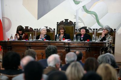 La prorrectora Alejandra Mizala, junto a Cecilia Medina, la Rectora Rosa Devés, Alicia Lira y la vicerrectora Pilar Barba, encabezando esta ceremonia. 